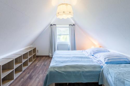 克吕茨Ferienhaus Teichblick的一间卧室设有一张床和一个大窗户