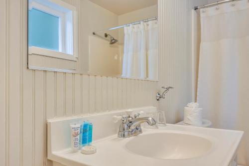 卡利斯托加卡利斯托加酒之路酒店的白色的浴室设有水槽和镜子