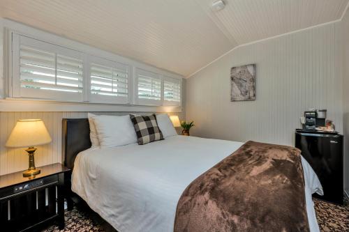 卡利斯托加卡利斯托加酒之路酒店的卧室配有白色的床和窗户。