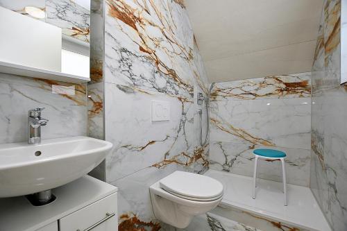 斯图加特City-Hotel Zuffenhausen的浴室配有白色卫生间和盥洗盆。