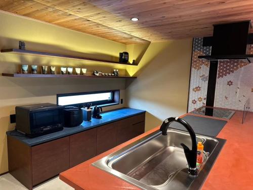 SudagaiTonegun - House - Vacation STAY 16434的厨房配有水槽和微波炉