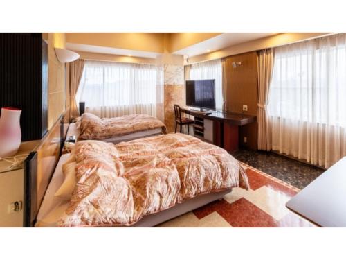 雫石町SHIZUKUISHI RESORT HOTEL - Vacation STAY 29562v的酒店客房配有两张床和一张书桌