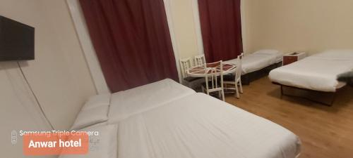 伦敦安瓦尔旅馆的一间医院间,配有两张床和一张桌子