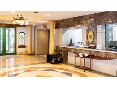 雫石町SHIZUKUISHI RESORT HOTEL - Vacation STAY 29552v的酒店大堂,设有柜台和厨房