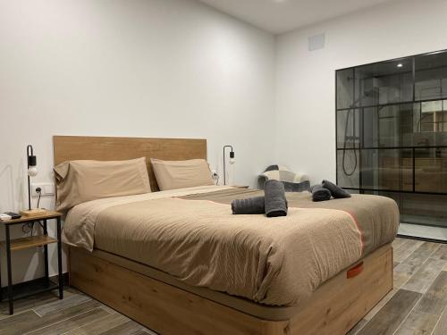 ChellaCasa Rural Sarsalet的一间卧室配有一张大床和枕头