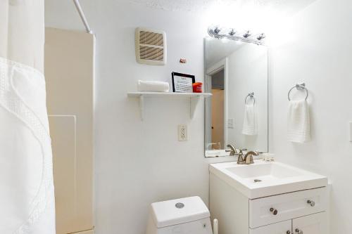弗拉特罗克Timber Lodge #502的白色的浴室设有水槽和镜子