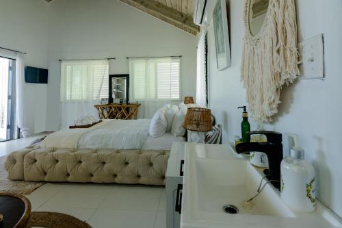 Tulixx Cayman Villa的一间卧室设有一张大床和一个水槽
