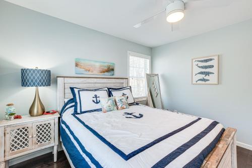 朗布兰奇Long Branch Beach House with Private Hot Tub!的一间卧室配有蓝色和白色床单