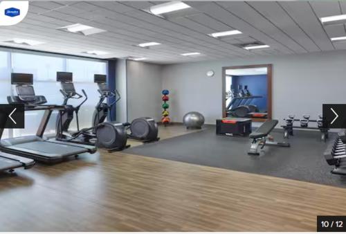 Hampton Inn & Suites Fultondale的一间健身房,里面配有数台跑步机和机器