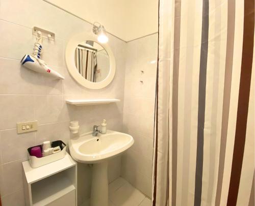 CavoliHotel Lorenza B&B e Mini Suite的白色的浴室设有水槽和镜子