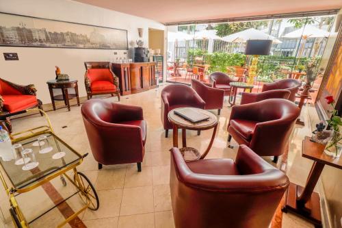 利马伦库米拉弗洛雷斯酒店的一间设有皮椅和桌子的等候室