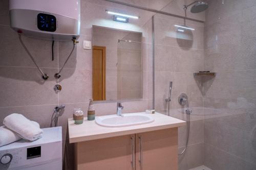 布德瓦Budva Center Suite Old Town Sea Wiev 506的一间带水槽和淋浴的浴室