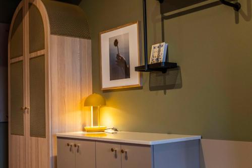 哥本哈根希德哈维恩斯堪迪克酒店的坐在一个房间柜台上的一盏灯