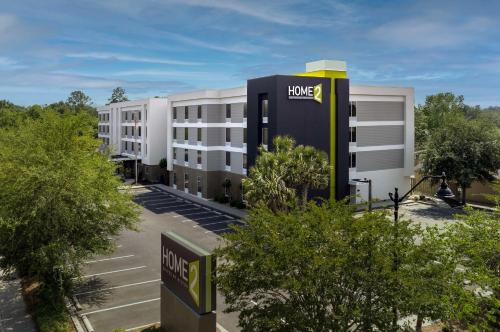 查尔斯顿Home2 Suites by Hilton Charleston Airport Convention Center, SC的前面有摩尔顿标志的建筑