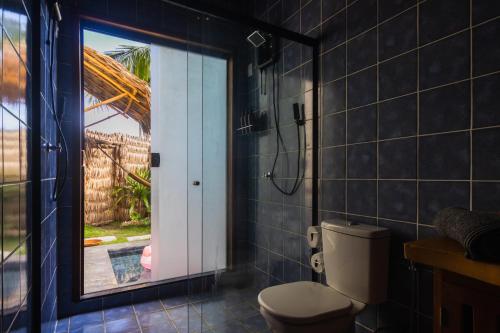 圣阿马鲁Villa Malie的一间带卫生间和玻璃门的浴室