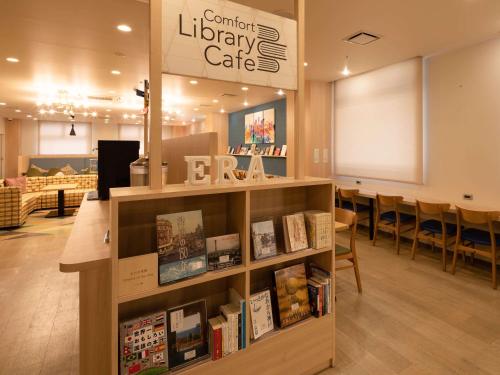 神户Comfort Hotel ERA Kobe Sannomiya的书架上书展的图书馆