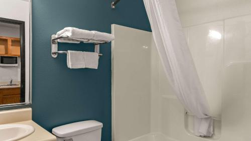 埃文斯维尔埃文斯维尔伍德斯普林套房汽车旅馆的带淋浴、卫生间和盥洗盆的浴室