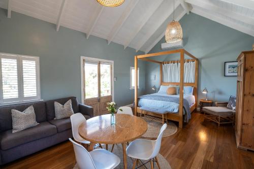 米德尔顿海滩小屋米德尔顿酒店的客厅配有沙发、桌子和床。
