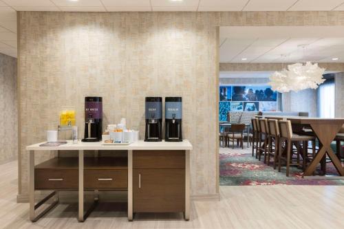 克洛维斯Home2 Suites By Hilton Clovis的一间用餐室,配有2台桌上咖啡机