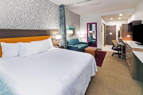 韦瑟福德Home2 Suites By Hilton Weatherford的配有一张床和一张书桌的酒店客房
