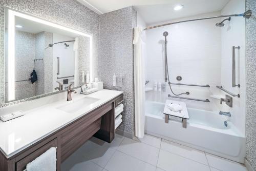 韦瑟福德Home2 Suites By Hilton Weatherford的带浴缸、水槽和淋浴的浴室