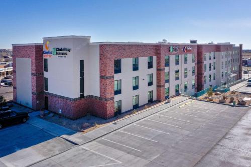 科罗拉多斯普林斯Comfort Suites Colorado Springs East - Medical Center Area的大楼前的一个空停车位