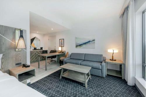 阿什维尔Embassy Suites By Hilton Asheville Downtown的客厅配有沙发和桌子