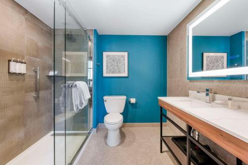 纳什维尔Cambria Hotel Nashville Midtown的一间带卫生间和玻璃淋浴间的浴室