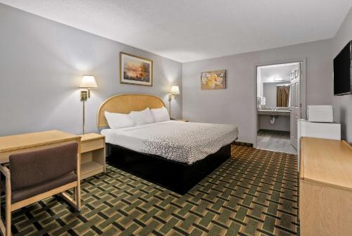 克莱门森Econo Lodge的小酒店客房配有一张床和一张书桌