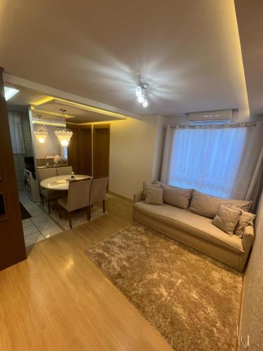 南卡希亚斯Apartamento Moderno em Caxias do Sul的客厅配有沙发和桌子