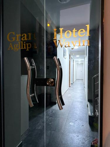 YungayGran Hotel的一间玻璃门,带两把椅子,位于酒店房间