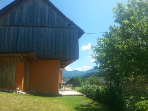 Modernes Ferienhaus in bergiger Lage nahe Kärntner Seelandschaft的大型山景谷仓
