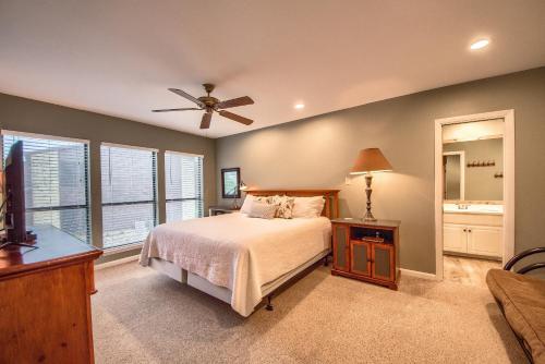 新布朗费尔斯CW B216 Tubers Paradise的一间卧室配有一张床和吊扇
