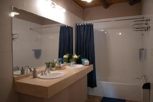 查克拉斯德科里亚Besares 722的浴室设有2个水槽、浴缸和镜子
