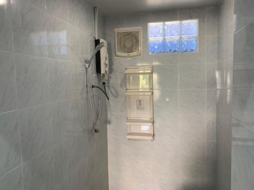 乔木提恩海滩Fullmoon Jomtien Guest house的一间带空调和窗户的浴室