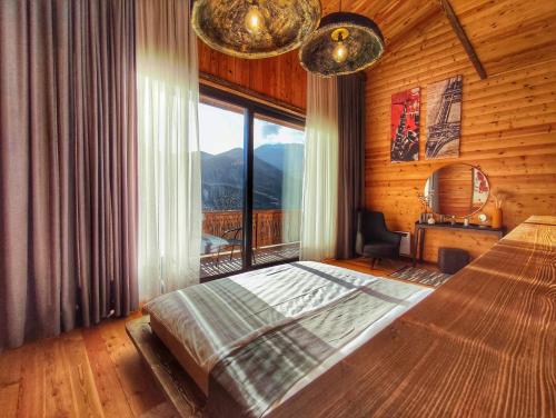 伊杰万Filin Resort的一间卧室设有一张床和一个大窗户