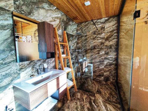伊杰万Filin Resort的浴室设有石墙、水槽和梯子