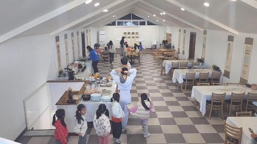 庆州GyeongJu business Hotel的一群人在一家餐馆拍照