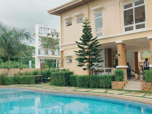 公主港Palawan Paradise Condotel 6F的房屋前有游泳池的房子