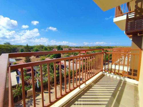 公主港Palawan Paradise Condotel 6F的美景公寓的阳台
