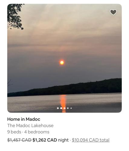 MadocMadoc lake house的日落手机的截图