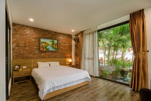宁平King Kong Homestay的一间卧室设有一张床和砖墙