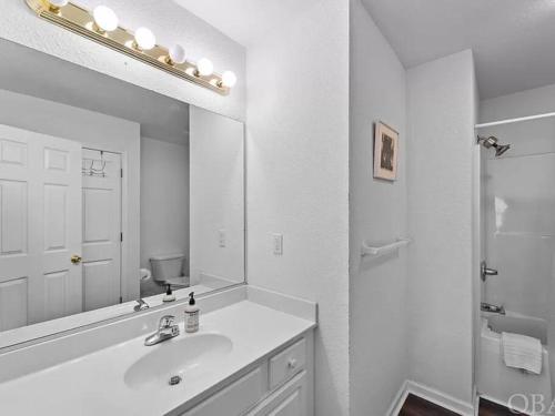 纳格斯黑德5 Bedroom Beach House 12 Minutes from Beach w/ Firepit & BBQ Grill的白色的浴室设有水槽和镜子