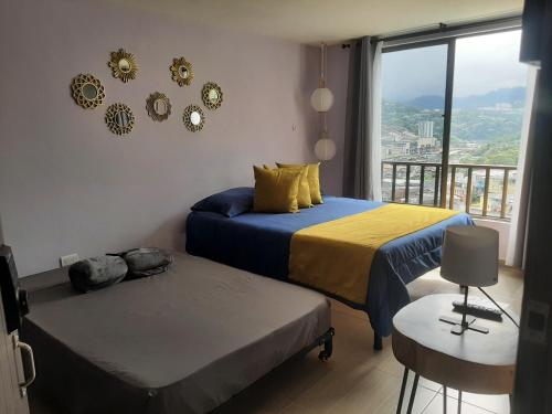 马尼萨莱斯Suite con hamaca y baño privado.的一间卧室设有两张床和一个美景阳台