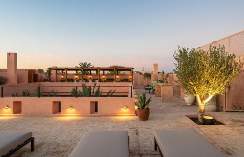 马拉喀什Riad Dar Al Dall - This Time Tomorrow in Marrakech的一座屋顶庭院,楼内设有一间餐厅