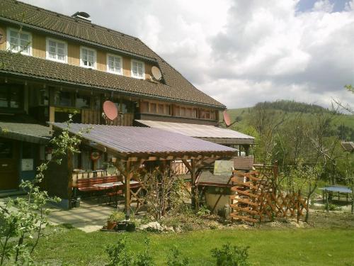 Appartement in Innerlehen mit Terrasse, Garten und Grill的大型房屋设有大型屋顶和庭院。