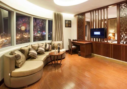 岘港丝戴酒店的带沙发和书桌的客厅