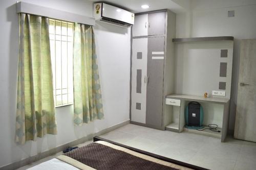 迪马普尔MAYUR HOTEL的小房间设有床和窗户