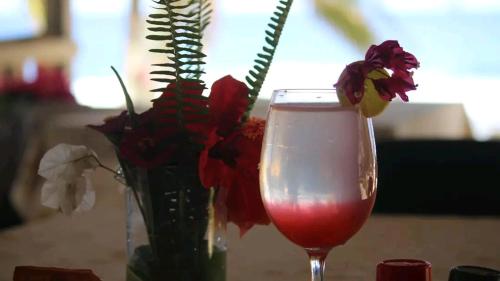 LénakelWhite Beach Bungalow & Restaurant的花瓶和葡萄酒