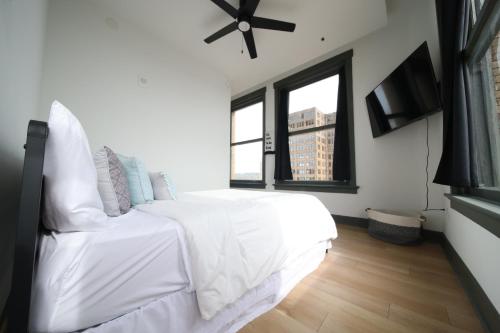 伯明翰French Quarters的卧室配有白色的床和窗户。